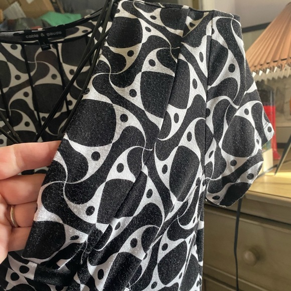 Cool little fitted top. - Picture 3 of 6